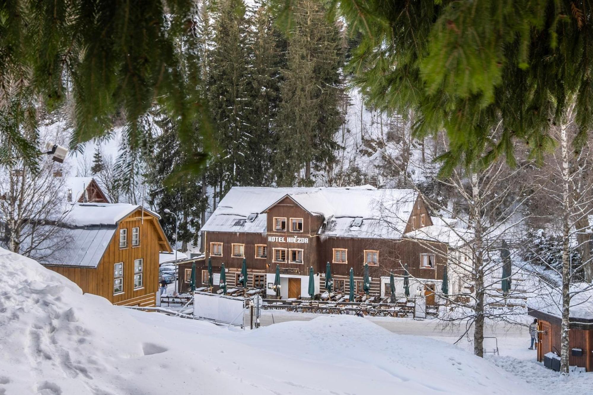 بيتس بود سنيزكو Hotel Hvezda المظهر الخارجي الصورة