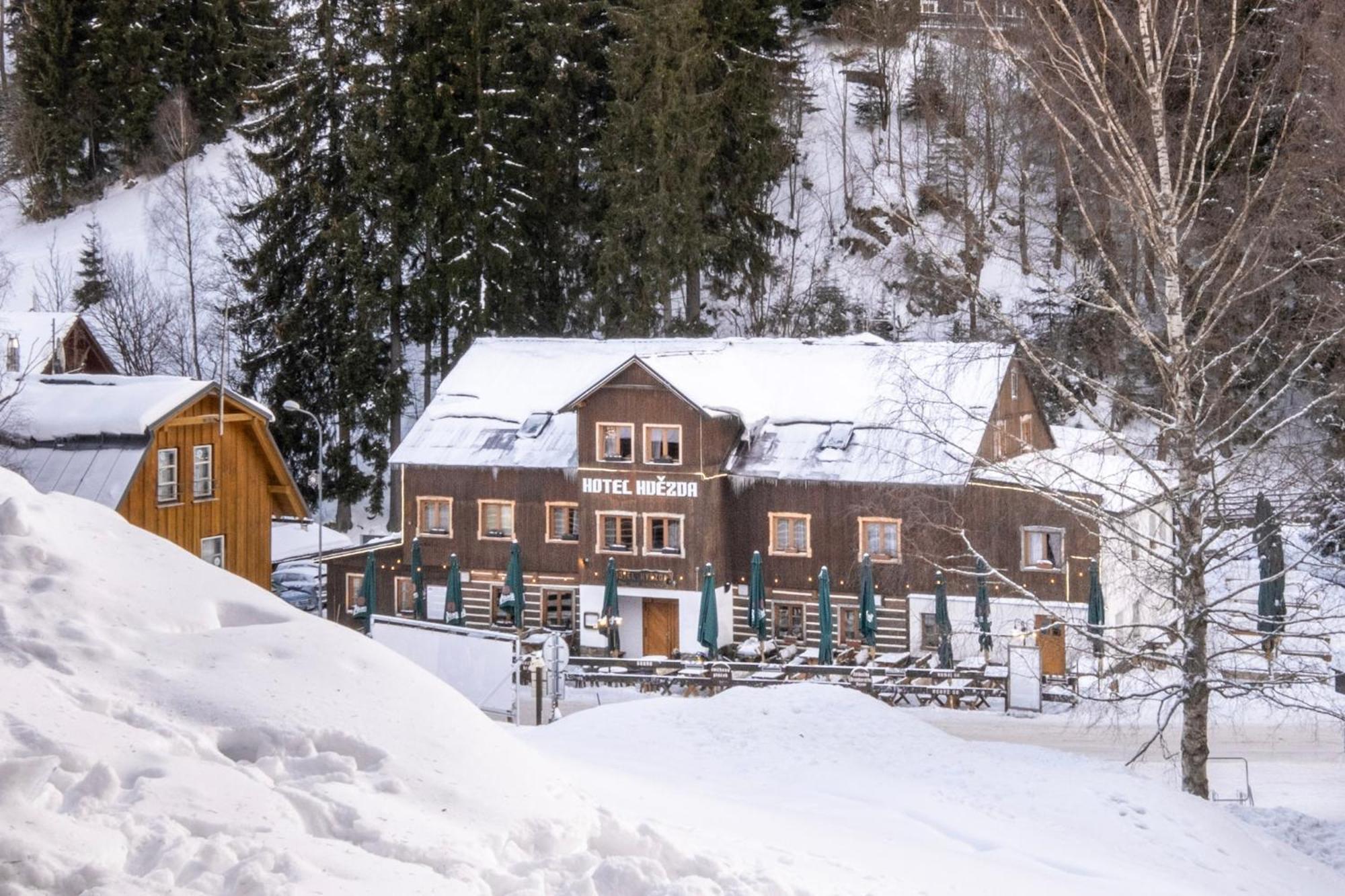 Hotel Hvezda بيتس بود سنيزكو المظهر الخارجي الصورة